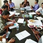 Diskumdag Kota Batu mengumpulkan pedagang untuk melakukan pengundian tempat berjualan di area Pasar Sayur Tahap 2 yang saat ini dalam finishing.