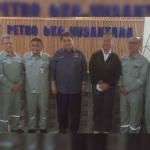 Menteri Koordinator Bidang Perekonomian Republik Indonesia, Ailangga Hartarto bersama Presiden Direktur dan Jajaran Direksi PT Petro Oxo Nusantara. FOTO: SYUHUD/BANGSAONLINE.com