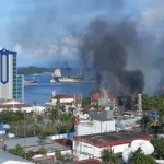 Situasi di Jayapura mencekam. Tampak kantor Telkomsel dibakar para pendemo, Kamis (29/8/2019). foto: Antara 