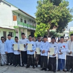 Kemenag dan Kantah Kabupaten Probolinggo saat berkolaborasi membagikan sertifikat tanah wakaf bagi penerima usai upacara Hari Santri 2025.