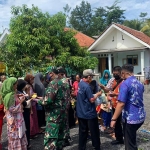 Koramil 0821/09 Candipuro, Kabupaten Lumajang saat mendampingi pelaksanaan penyemprotan disinfektan dan pembagian masker kepada masyarakat di wilayah Desa Jugosari, Kecamatan Candipuro, Kabupaten Lumajang, Jawa Timur.