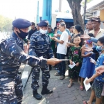 Sekitar 15 ribu masker dibagikan secara langsung dan serentak oleh para pejabat utama beserta prajurit Koarmada II kepada masyarakat Surabaya.