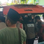Evakuasi lansia yang ditemukan tewas di Pantai Branta Pesisir, Pamekasan.
