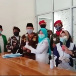 Gerakan Pemuda Ansor Bersama Pemuda Muhammadiyah Saat Membagikan Bunga dan Susu ke Tenaga Medis di RSUD Abdurrahem Situbondo.