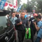 Penyidik KPK turun dari mobil menuju Kantor Bupati Subang, Jawa Barat, Senin (11/3) sore. foto: ist