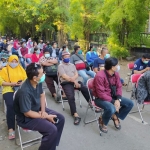 Sambil duduk berjarak, ratusan warga dengan tertib menunggu antrean rapid test. foto: ist.