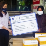 Wali Kota Risma menerima ribuan alkes bantuan dari Kemenko Marvis di Halaman Balai Kota Surabaya. foto: YUDI A/ HARIAN BANGSA 