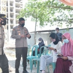 Kapolres AKBP Miko indrayana saat meninjau kegiatan vaksinasi di Universitas Muhamadiyah Lamongan. 