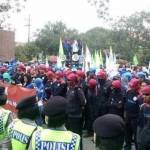 Ratusan buruh di Jombang saat demo menuntut UMK Rp 3,3 Juta. foto: rony suhartomo/BANGSAONLINE