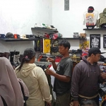 Distro Kios Kaos saat dikunjungi para pembeli yang didominasi dari komunitas punk.