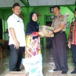 Kapolsek Baureno AKP Marjono menyerahkan bantuan sembako kepada pimpinan Pondok Pesantren Darul Ulum Drs. Zaini, beserta istri Hj. Ririn Muktamiroh.