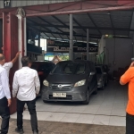 Anggota Sat Reskrim Polres Tubam dan Inafis saat olah TKP di Showroom Almaz Tuban.
