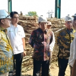 Menteri Koperasi Republik Indonesia Ferry Juliantono (tiga dari kiri) saat berkunjung di PT. Indogula Jayabaya. Foto: MUJI HARJITA/ BANGSAONLINE