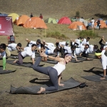 Para peserta Semen Indonesia Trail Run Camp saat mengikuti latihan yoga bersama Vonny Tanri Opu. Foto: istimewa