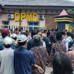 Massa aksi yang tergabung dalam PAKIS saat hendak beraudiensi di DPMD Bangkalan.