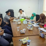Sekretaris MUI Gresik, Makmun, saat rapat bersama Komisi Seni yang membahas lomba film pendek islami. Foto: Ist