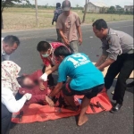 Korban meninggal saat dievakuasi. foto: GUNAWAN WIHANDONO/ BANGSAONLINE