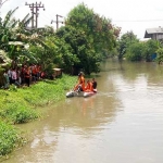 Petugas saat mengevakuasi korban.