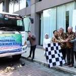 Gubernur Jatim Soekarwo bersama Menteri Perdagangan Enggartiasto Lukito dan Kepala Perwakilan BI Jatim dan Kadivre Bulog Jatim mengibaskan bendera start sebagai tanda di lepasnya truk pengirim beras ke berbagai daerah di Indonesia pada acara Rakorwil TPID se-Jawa Timur di Shangrilla Hotel Surabaya.