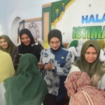 Wali Kota Kediri saat menyalami para anggota Muslimat. Foto: Ist