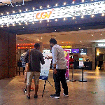 Petugas saat memandu pengunjung gedung bioskop soal pemindaian kode batang PeduliLindungi di Kota Kediri. Foto: Ist