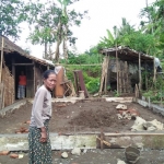 Mbah Hamijah saat berada di lokasi rehab rumahnya.