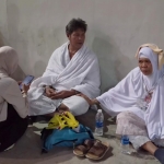 Petugas MCR saat menangani jemaah yang kelelahan. Foto: MCH 2026