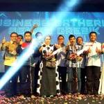 Kepala Departemen Penjualan Semen Gresik, Bambang Djoko, berfoto dengan para pemenang grand prize acara Business Gathering Semen Gresik Area Tasikmalaya di Gedung Asia Plaza, Tasikmalaya. foto: syuhud/ BANGSAONLINE