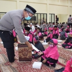 Kapolresta Sidoarjo Kombes Pol. Sumardji saat menyantuni 40 anak yatim dalam acara doa bersama jelang pilkades serentak.
