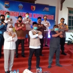 Bupati Bangkalan Abdul Latif Imron bersama Forpimda dan Direktur PT. Adiluhung Saranasegara Indonesia Anita Puji Utami saat launching Industri Tangguh Semeru Covid-19.
