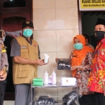 Bupati Pungkasiadi dan Kapolres menerima bantuan penanganan Covid 19 dari Pelindo III.