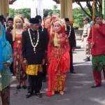 Pasutri yang di arak menju pendopo untuk mengikuti resepsi pengantin massal. Foto : khumaidi/BangsaOnline.com