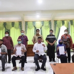 Wali Kota Kediri, Abdullah Abu Bakar (baju putih) bersama FKUB, Dispendukcapil, dan Bagian Kesra Pemkot Kediri. (foto: ist).