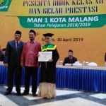 Kepala MAN 1 Kota Malang Drs. H. M. Husnan M.Pd bersama Nadia Nuril Kariem berserta ayahnya dalam acara pelepasan peserta didik, Selasa (30/04). foto: IWAN/ BANGSAONLINE