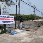 Bentuk aksi protes pemasangan pipanisasi Perumda Giri Tirta Gresik di Jalan Daendels a dilakukan dengan memasang spanduk di sekitar lokasi proyek yang tengah dikerjakan oleh PT Pembangunan Perumahan dan PT Krakatau Tirta. 