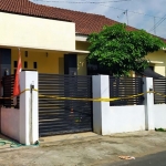 Kondisi rumah SA dipasang garis polisi. (foto: AAN AMRULLOH/ BANGSAONLINE)