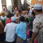 Warga saat mengerubungi putra Dai Kondang dari Tuban, Buya Arrazy, yang meninggal dunia akibat tertembak.