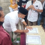 Cabup Sugiri Sancoko menandatangani nota kesepakatan dengan komunitas pecinta sepak bola Persepon Ponorogo.