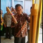 Bupati Indartato saat memukul kentongan sebagai tanda diresmikannya RPP Pace.