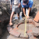 Sumur Kuno dengan struktur batu bata merah yang ditemukan di Desa Mojokrapak, Kecamatan Tembelang, Kabupaten Jombang.
