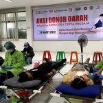 Suasana donor darah para pegawai di Pabrik Tjiwi Kimia.