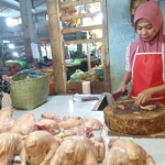 Devi, salah seorang pedagang ayam di Pasar Tanjung Jember.