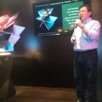 Market Development Manager Consumer Notebook HP Indonesia, Melton Ciputra Saat menjelaskan performa HP Spectre x360. foto: ZAHROTUL MAIDAH/ BANGSAONLINE