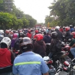 Kemacetan parah di Jalan Mayjen Sungkono Kebomas dampak proyek pipa PDAM Gresik. Foto: ist.