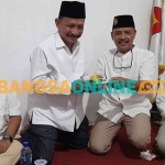 Ketua DPC Gerindra Situbondo, Hambali, saat menyerahkan tumpeng kepada Bung Karna. Foto: SYAIFUL BAHRI/BANGSAONLINE