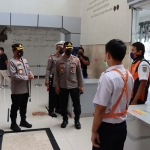 Kapolres Blitar Kota, AKBP Argowiyono, saat meninjau penerapan protokol kesehatan di  fasilitas umum yang ada di wilayah hukumnya.