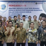 Menteri ATR/BPN saat foto bersama dengan jajaran Kanwil BPN Kepri di Kantah Kota Batam.