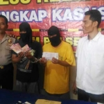 Dua tersangka bersama barang bukti berupa karcis palsu diamankan di Mapolsek Waru.