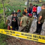 Lokasi penemuan jasad bayi di sungai depan kantor UPT PLN Pacet, Mojokerto, Selasa (1/7/2025). Foto: Viva.