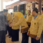 SELAMAT: Wabup Sidoarjo Nur Achmad Syaifuddin memberikan ucapan selamat kepada pengurus APSI Sidoarjo yang baru dilantik, di Pendopo Delta Wibawa, Kamis (18/5). foto: Kominfo Sidoarjo